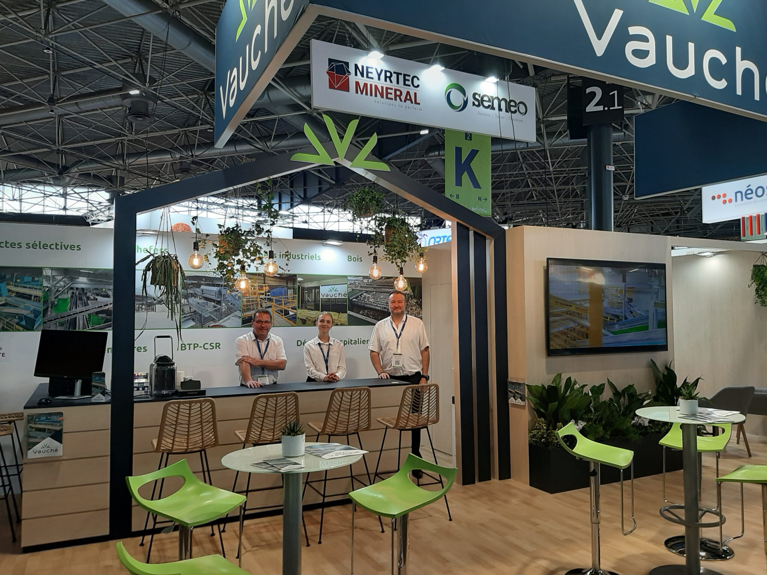 Stéphane Vauché, Denis Lachambre et Anastasja, notre hôtesse, sur notre stand à Pollutec