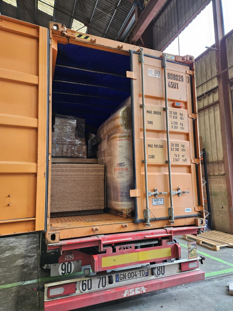 Matériel de tri chargé dans le container
