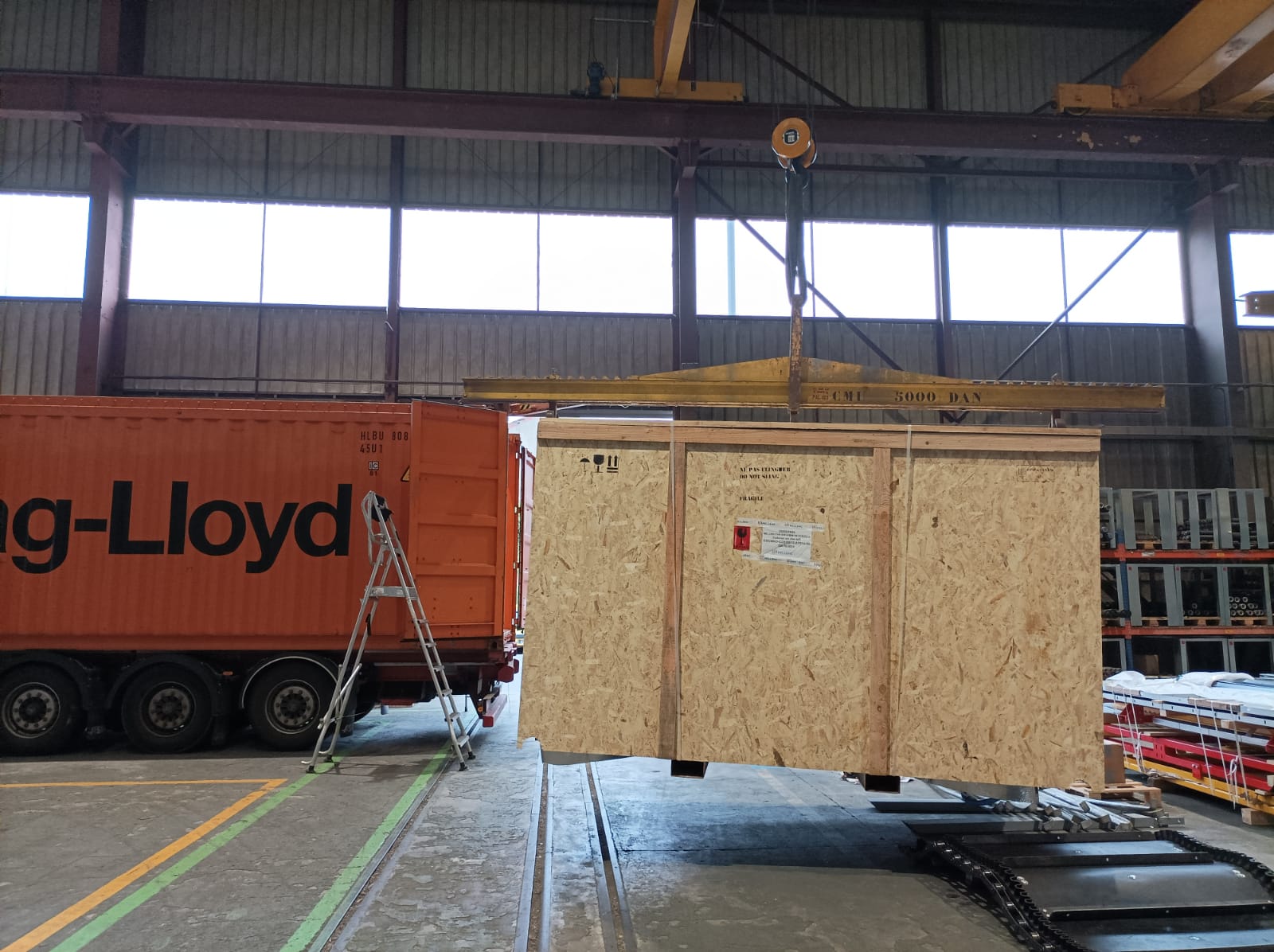 Chargement du matériel optique dans le container 