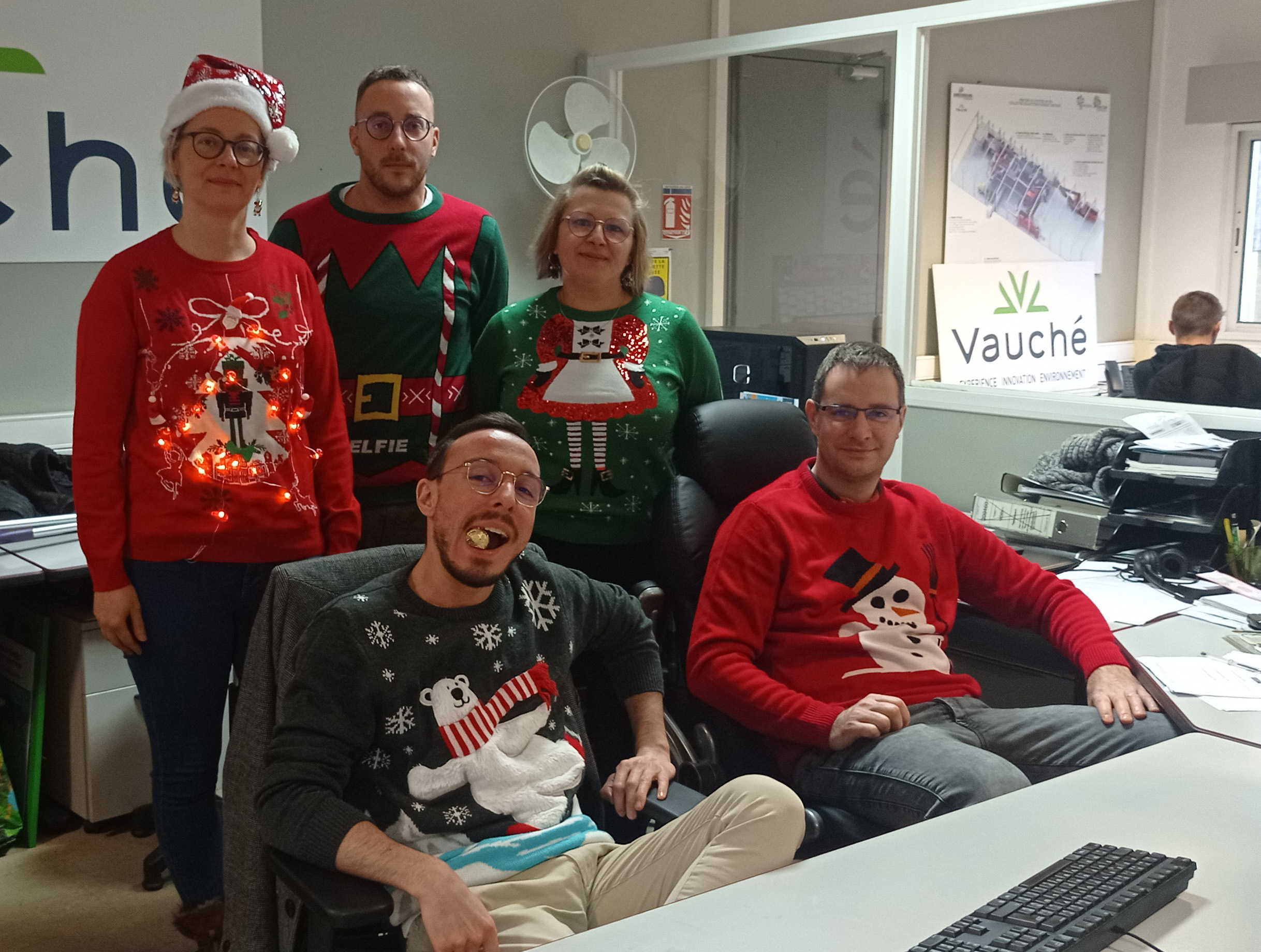 Pull de Noël au bureau d'études